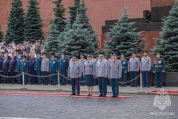 На Красной площади состоялась торжественная церемония вручения дипломов выпускникам двух вузов МЧС России