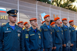 Первокурсникам вручили оранжевые береты