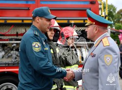 Главе МЧС России Александру Куренкову продемонстрировали новый образец пожарного автомобиля 