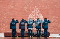 Личный состав Академии возложил цветы к Могиле Неизвестного в Александровском саду