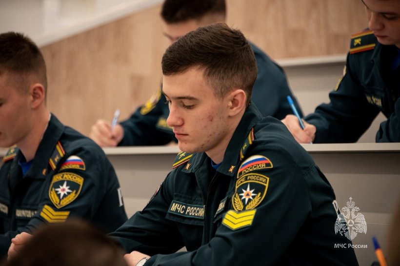 Курсанты Академии приняли участие в добровольческих акциях «Новогодняя открытка» и «Письмо солдату»