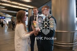 Сотрудники МЧС России и волонтеры поздравили женщин с наступающим 8 Марта