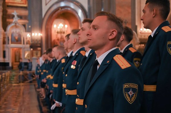 В Храме Христа Спасителя был совершён благодарственный молебен по случаю выпуска специалистов Академии