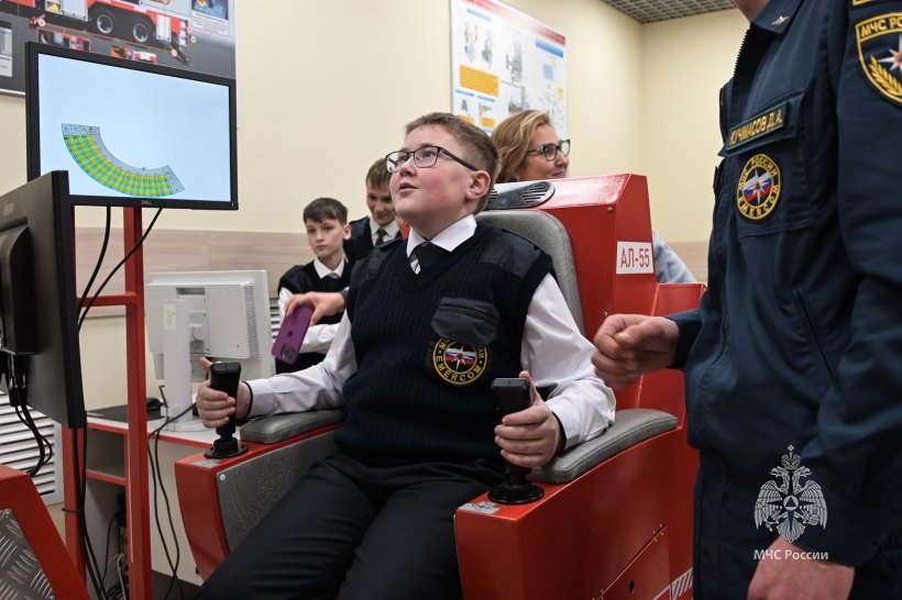 «Клянусь!»: ученики класса МЧС России принесли клятву кадета
