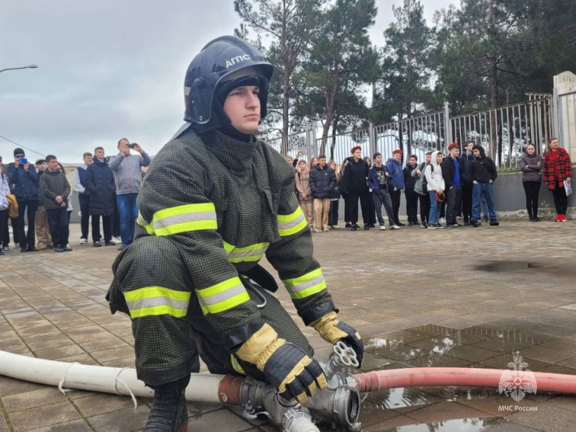 Курсанты Академии совместно с сотрудниками учебной пожарно-спасательной части вуза, расположенной в селе Дивноморское Краснодарского края, провели открытый урок.
