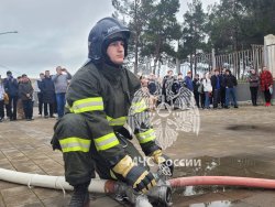 Курсанты Академии совместно с сотрудниками учебной пожарно-спасательной части вуза, расположенной в селе Дивноморское Краснодарского края, провели открытый урок.