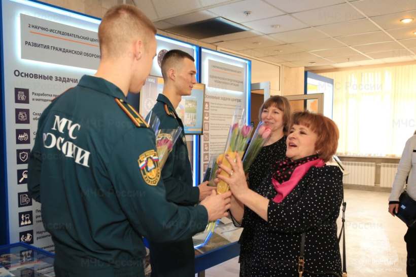 Александр Куренков наградил женщин-ветеранов МЧС России в преддверии 8 Марта