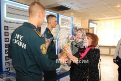 Александр Куренков наградил женщин-ветеранов МЧС России в преддверии 8 Марта